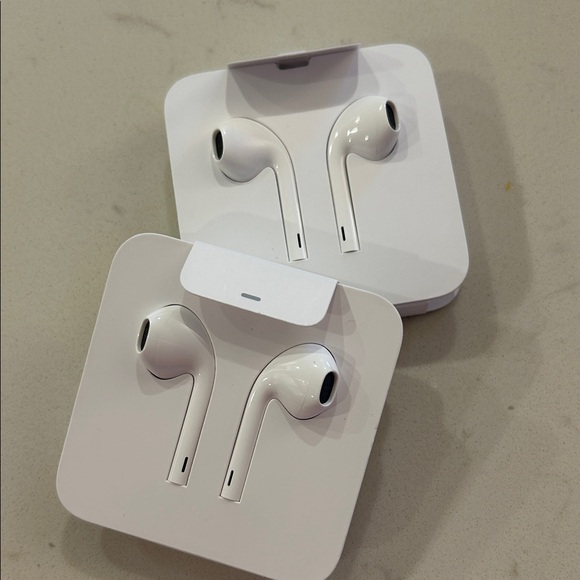 Apple OEM 2 Sets White Wired Earbuds with 1 Lightning Audio Jack Adapter - Picture 5 of 6